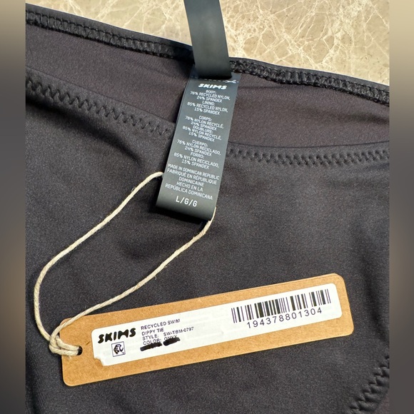 SKIMS SIGNATURE SWIM
DIPPED TIE BOTTOM - Picture 6 of 9